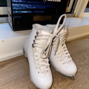 Cameo by Jackson 1500 (CS1500) Figure Skates – Kids/Youth 1~1.5